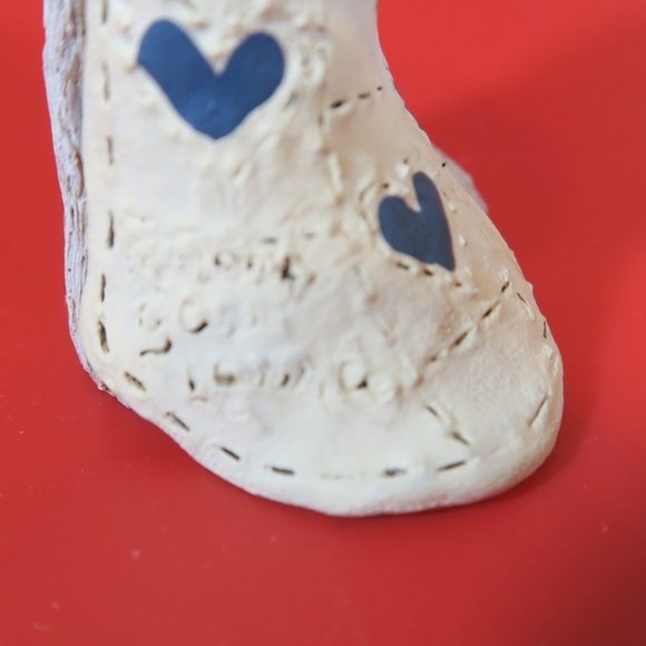 Gail Laura 1994 Vintage Bear Holding Blanket with Hearts Resin Figurine Signed - Picture 8 of 9